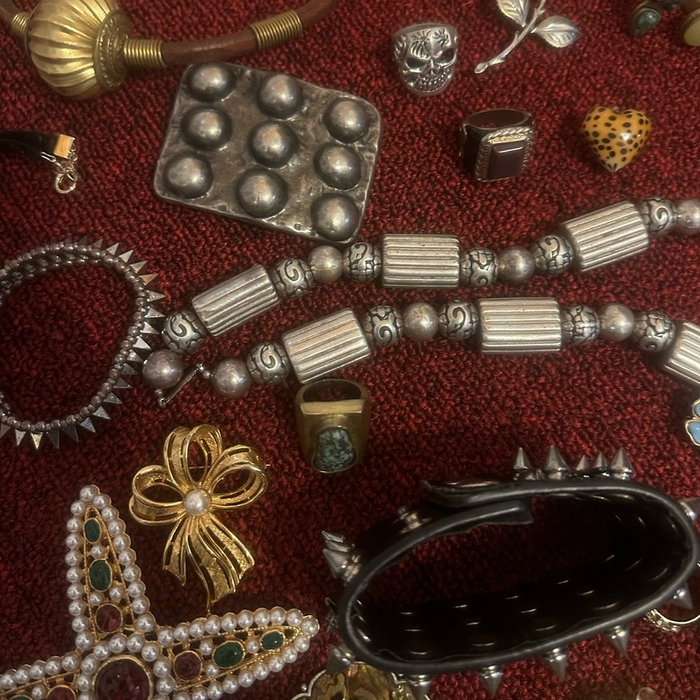 LOT of costume jewelry VINTAGE BROOCHES RINGS CUFF BRACELET ORNAMENTAL GEMS